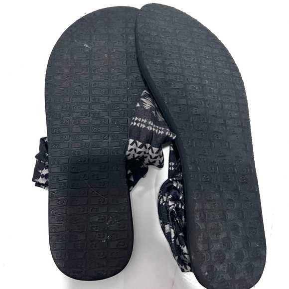 Sanuk Black and Gray Patterned Sandals 7 - Picture 4 of 7